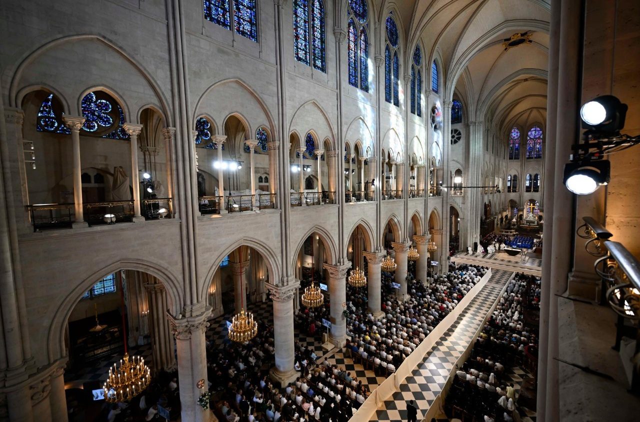 Célébration des vêpres dans la cathédrale Notre-Dame de Paris