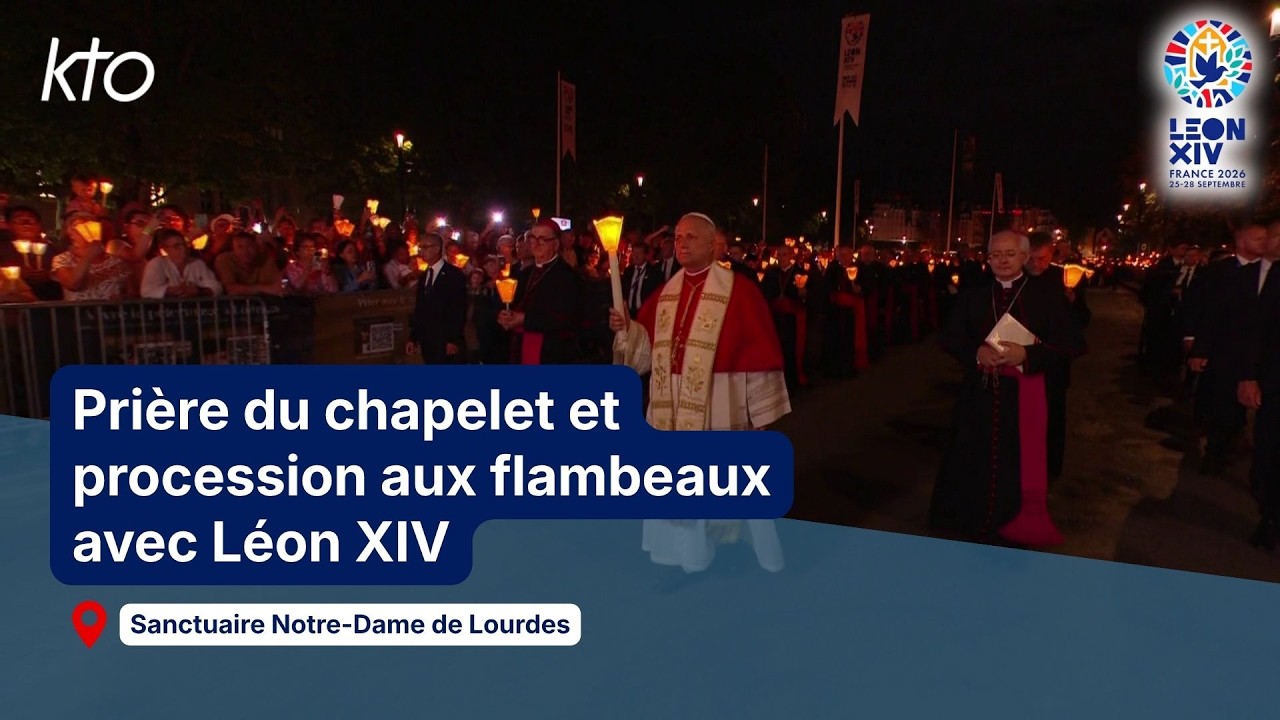 Léon XIV pendant la procession aux flambeaux à Lourdes