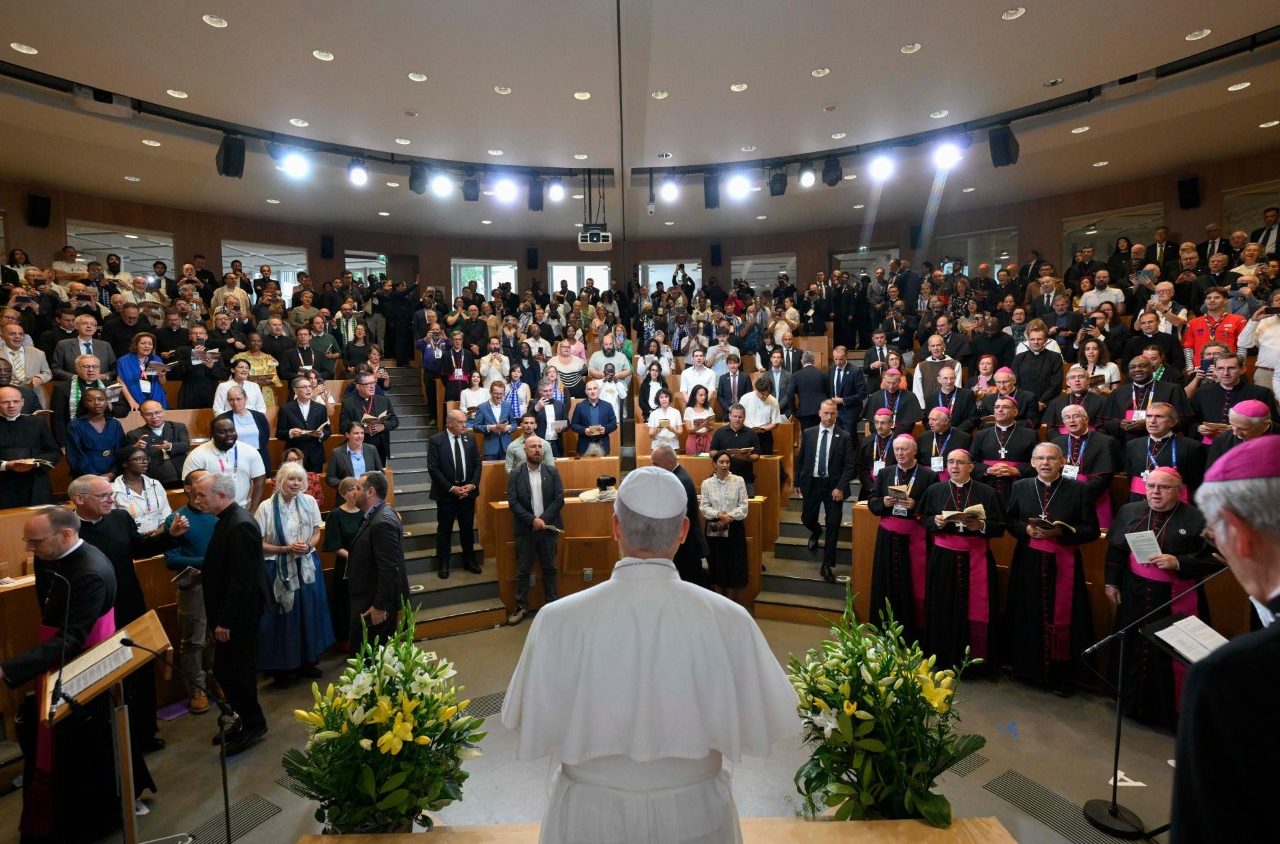 Léon XIV devant l'assemblée réunie à l'Institut catholique de Paris