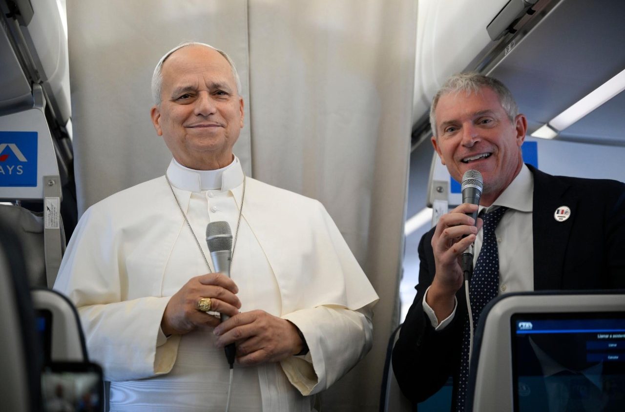Le pape Léon XIV salue les journalistes dans l'avion vers Paris