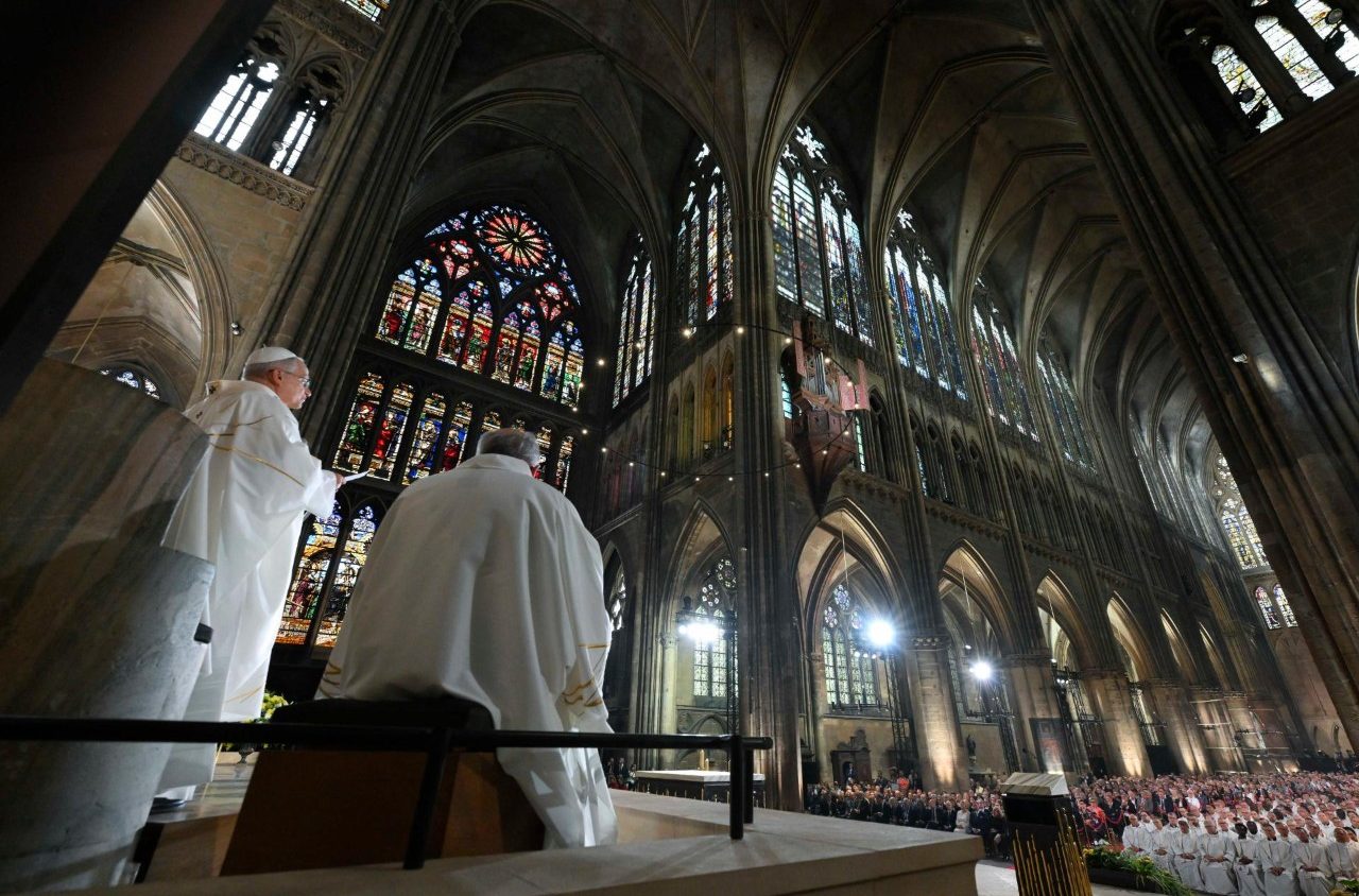 Léon XIV dans la cathédrale Saint-Étienne de Metz